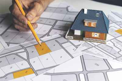 © ronstik - stock.adobe.com Grundstückspläne mit Modellhaus