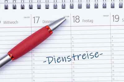 © HNFOTO - stock.adobe.com Kalender mit Schrift Dienstreise darauf