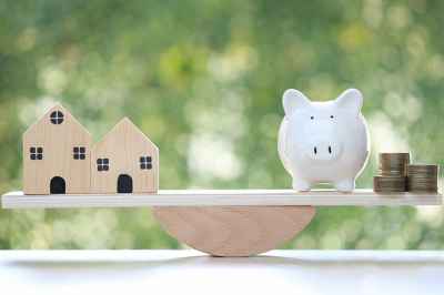 © Monthira - stock.adobe.com Haus und Sparschwein