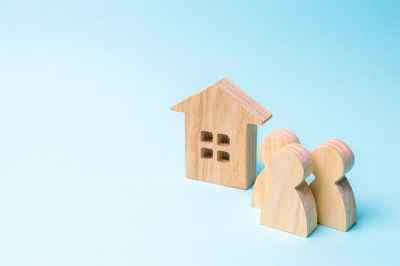 © Andrii Yalanskyi - stock.adobe.com Holzhäuschen und Holzfiguren