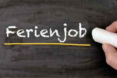 © Sinuswelle - stock.adobe.com Text Ferienjob auf Tafel mit Kreide geschrieben