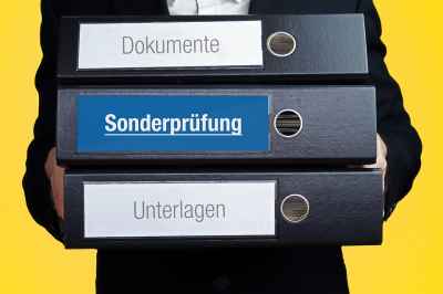 © MQ-Illustrations - stock.adobe.com Ordner für Dokument, Sonderprüfung und Unterlagen
