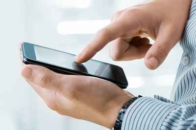 © zadorozhna - stock.adobe.com Person tippt auf Mobiltelefon