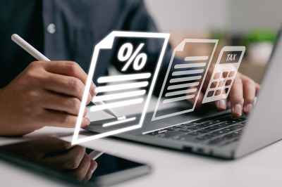 Person arbeitet am Laptop