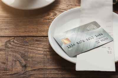 Kreditkarte auf Teller